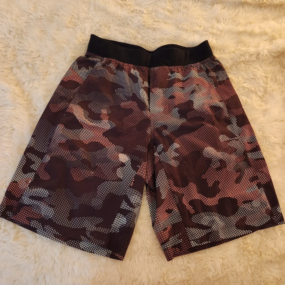 Lululemon Camo Print Size Medium Athletic Shorts